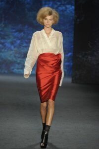 Юбка-карандаш ярко-красного цвета с завышенной талией от Vera Wang 2011 с белой полупрозрачной рубашкой Vera Wang и ботильонами чёрного цвета Vera Wang 