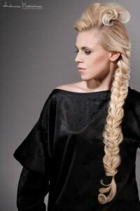Прическа с плетением на 8 марта для длинных волос
