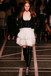 Роскошная юбка на 8 марта, выполненная из кружева белого цвета от Givenchy.