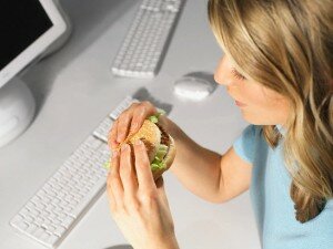 Почему хочется есть на работе?