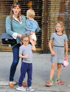 Дженнифер Гарнер на прогулке со своими 3 детьми