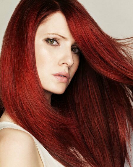 При правильном уходе за волосами красного цвета, пряди долго сохраняют оттенок и блеск.