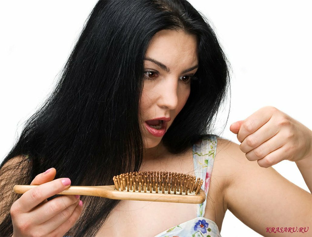 Средства для ухода за тонкими ломкими волосами должны включать в себя витамины.