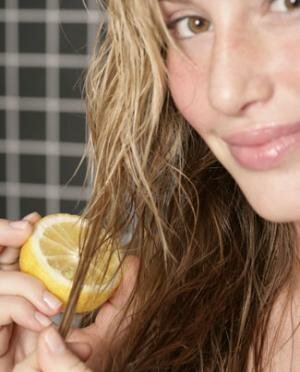 Осветлить волосы в домашних условиях можно с помощью лимона.