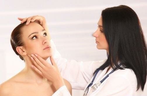 Существует несколько методов, как избавиться от жировика на лице – медикаментозный и хирургический.