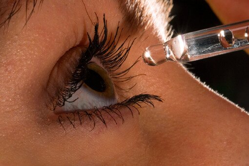 Увлажняющие капли для глаз помогут снять покраснение.