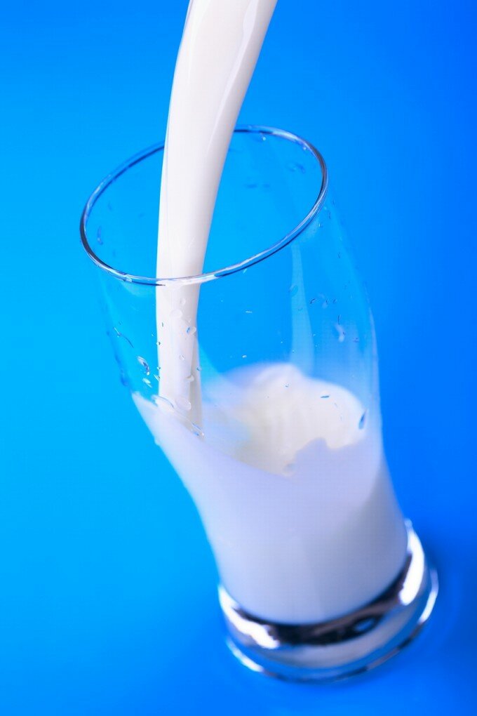 Молоко поможет устранить изжогу.