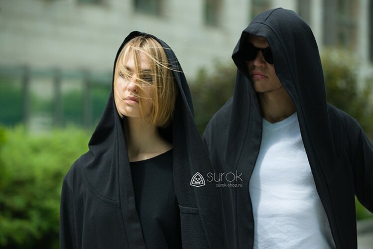 Черная мантия с капюшоном: гармония удобства и стиля