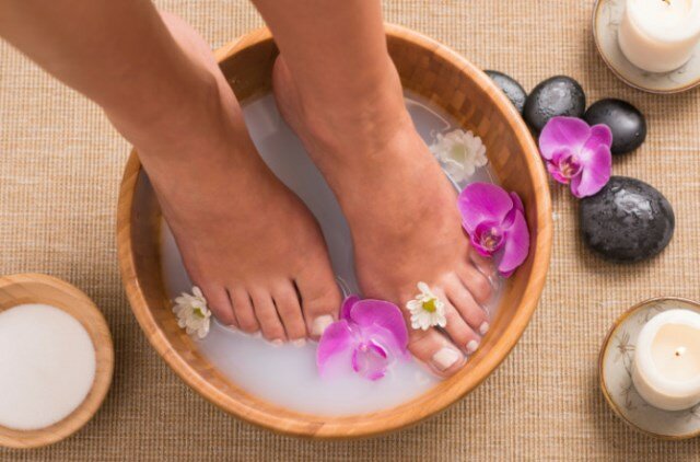 Смягчить кожу ног могут домашние ванночки