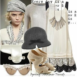 Шляпка клош серого цвета, с небольшим черным бантом сочетается с платьем в стиле Гэтсби белого оттенка.